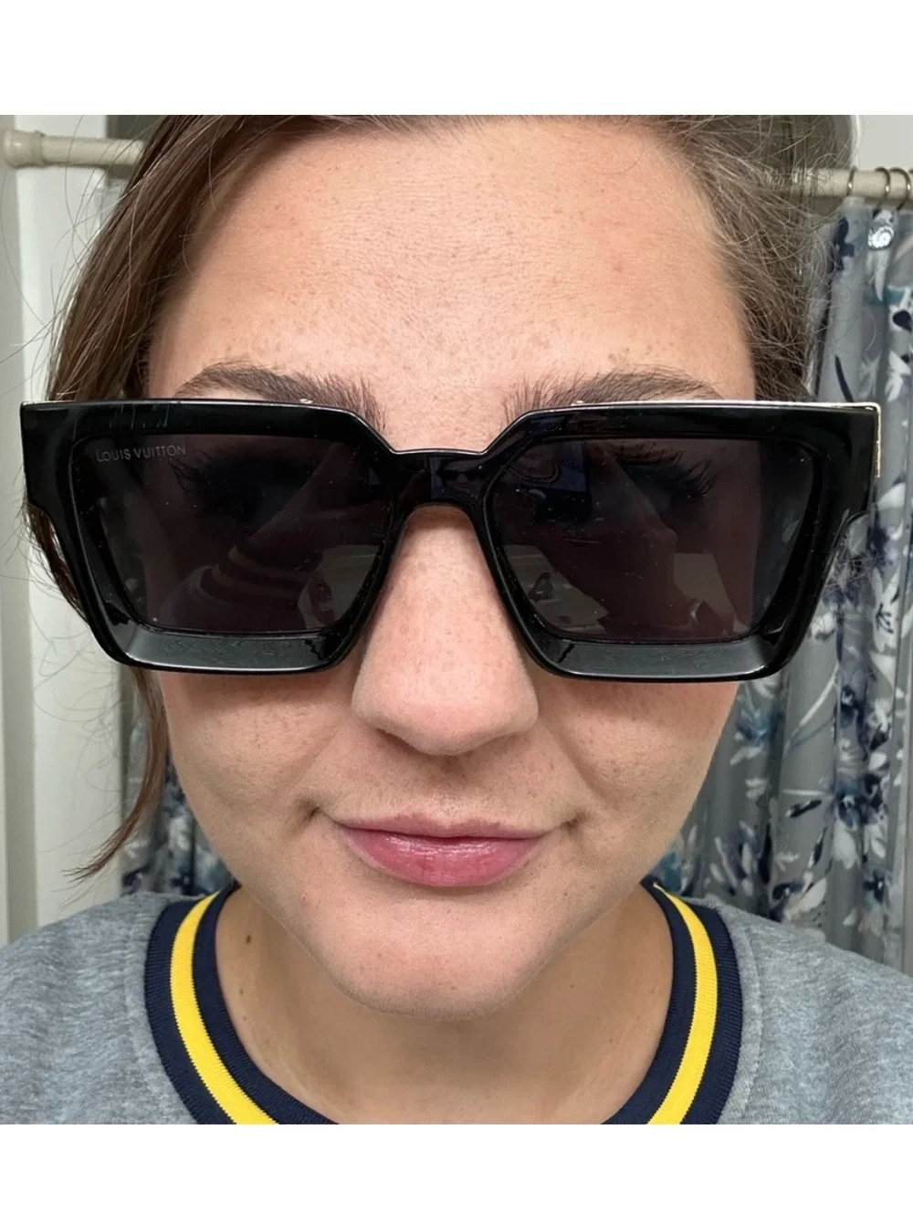 Louis Vuitton Black Sunglasses with Gold Detail
Millionaire - Picture 7 of 8